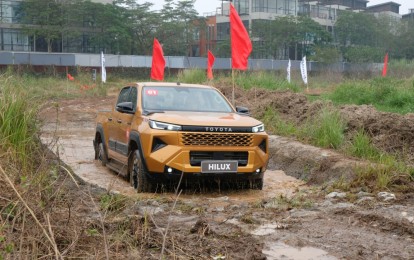 Với khoảng 900 triệu đồng trong tay, người dùng Việt nên chọn Toyota Hilux hay Mitsubishi Triton?